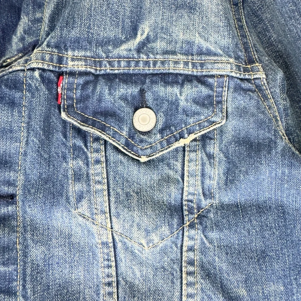 Levi’s Classic Denim Jacket in Dark Blue Wash - Picture 7 of 12